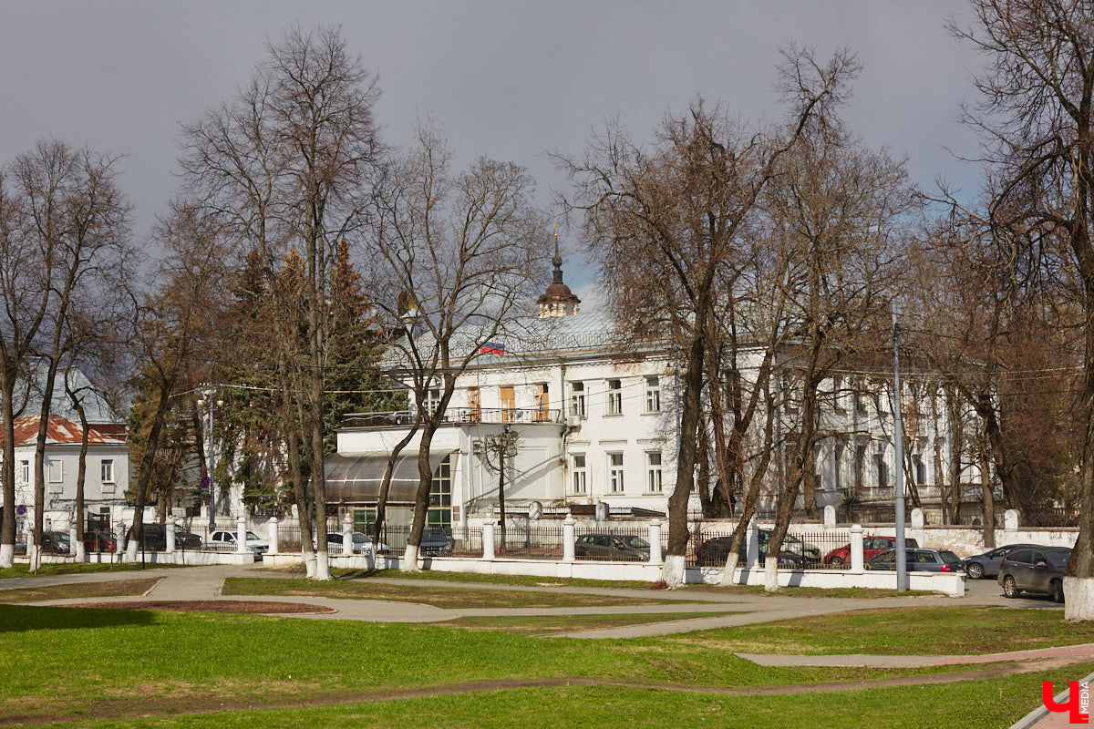 В первой половине XIX века Владимир развивался на основе первого регулярного плана застройки, утверждённого Екатериной II в 1781 году. На смену стихийно сложившейся, хаотичной постройке и кривым улочкам должна была прийти упорядоченная сеть городских кварталов с геометрически чёткой планировкой. На центральной улице стали появляться кирпичные купеческие дома, возводились новые общественные здания в стилистике зрелого классицизма, перестраивались старые. Ведущую роль в этом играл губернский архитектор Алексей Вершинский.